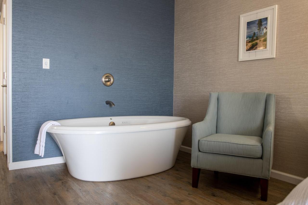 The Baywatch Resort Traverse City Extérieur photo