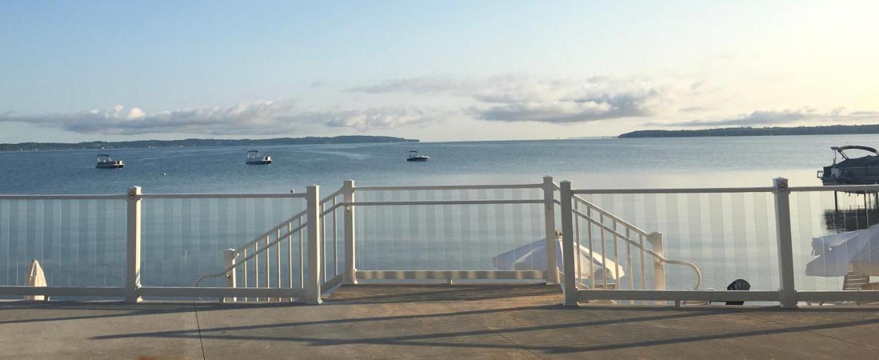 The Baywatch Resort Traverse City Extérieur photo
